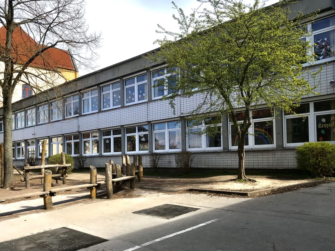 Schulhof, C-Trakt 1